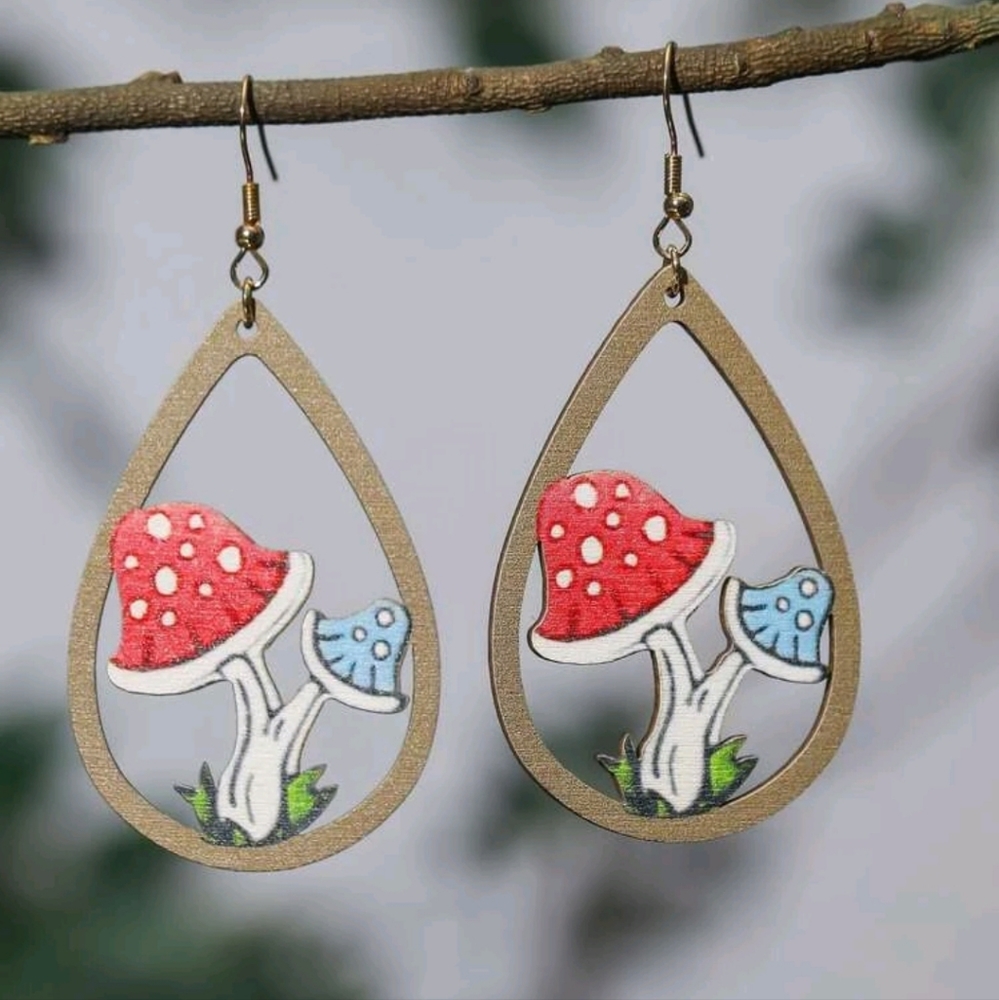 🍄Adorable Wooden Mushroom Drop Earrings.